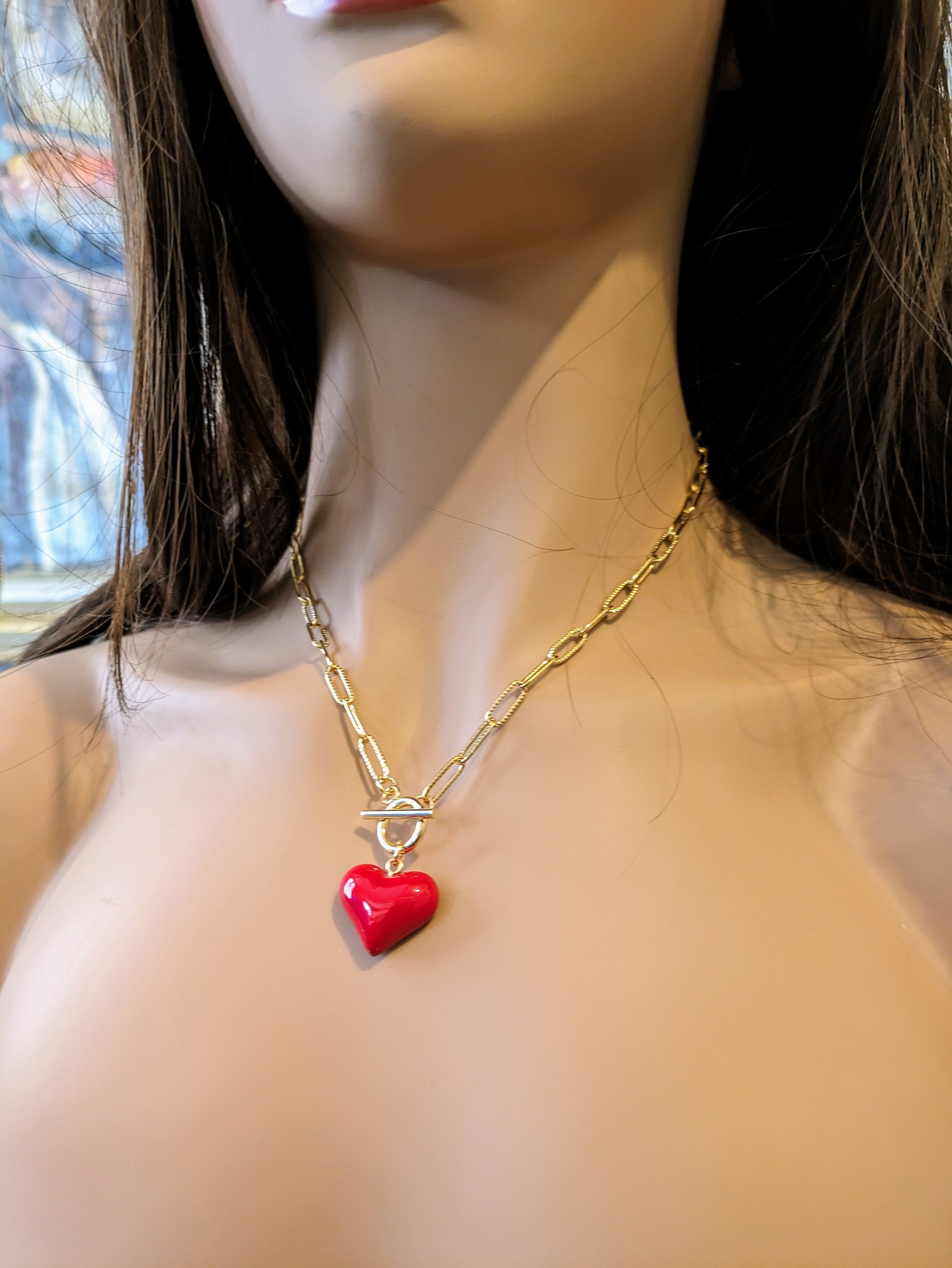 Collier cœur rouge.