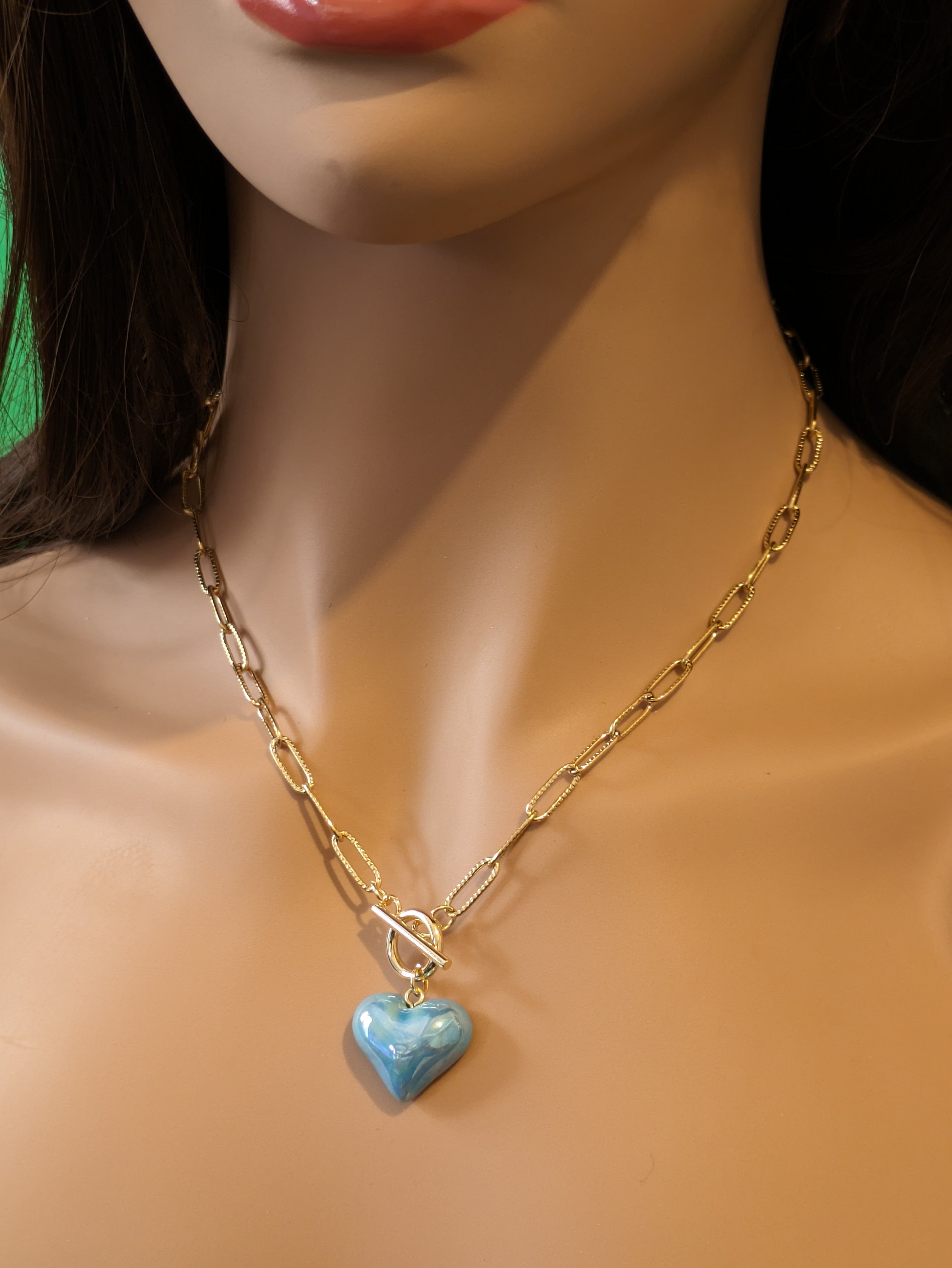 Collier cœur bleu lagon.