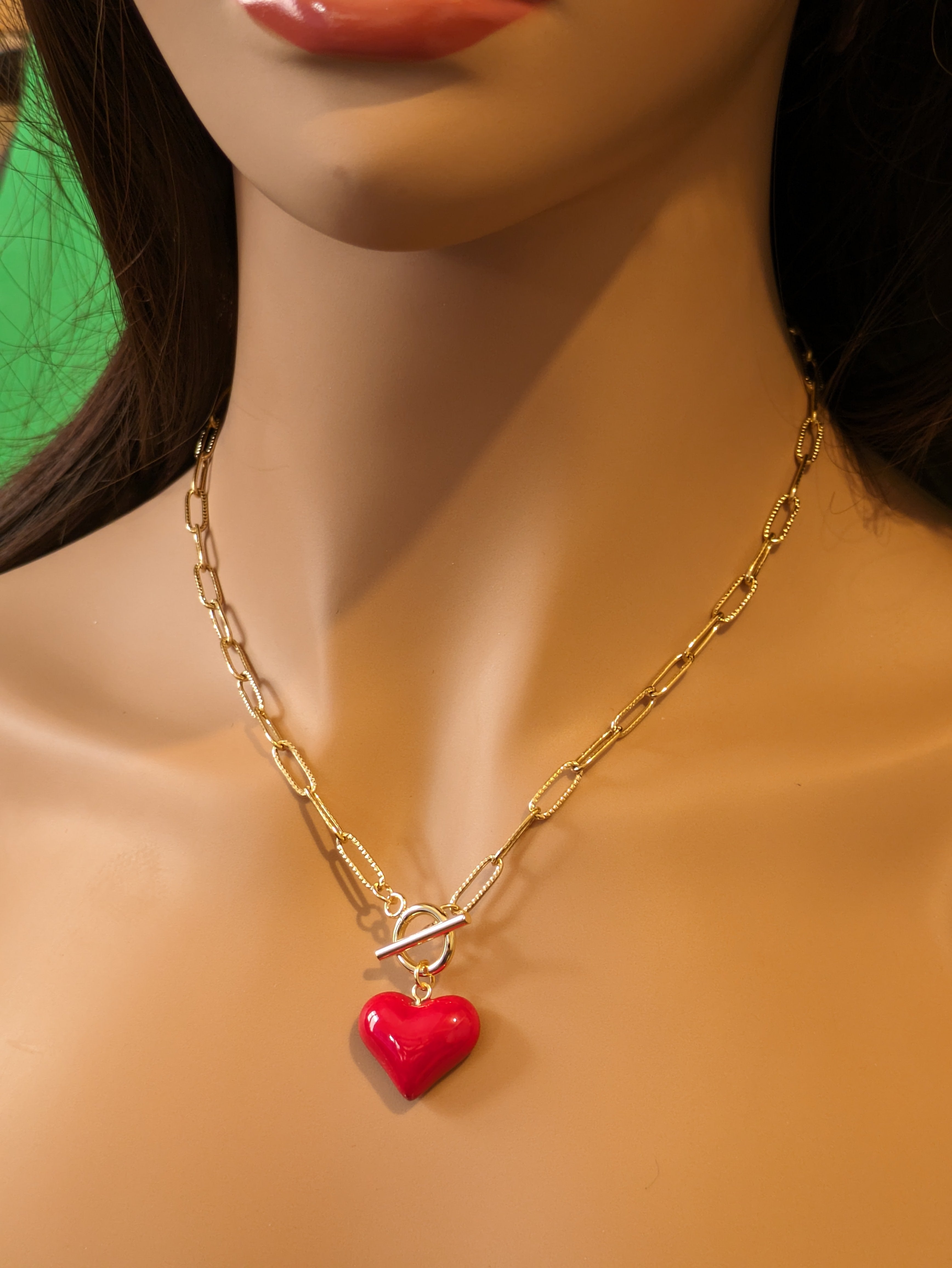 Collier cœur rouge.