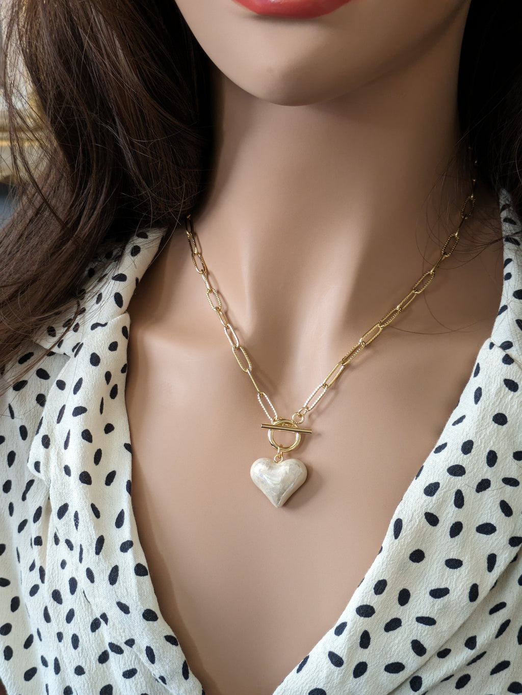 Collier cœur volume blanc perlé.