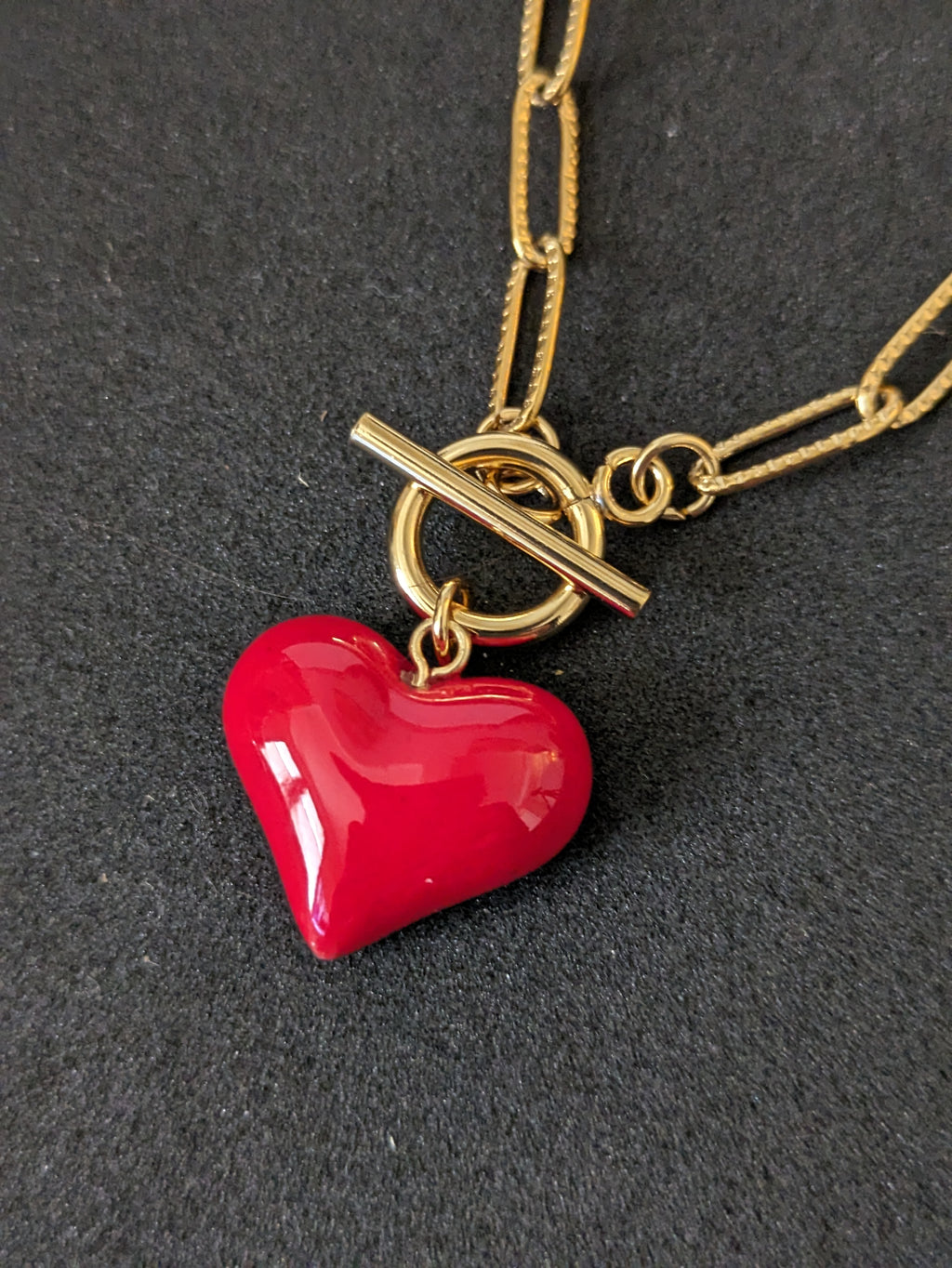Collier cœur rouge.