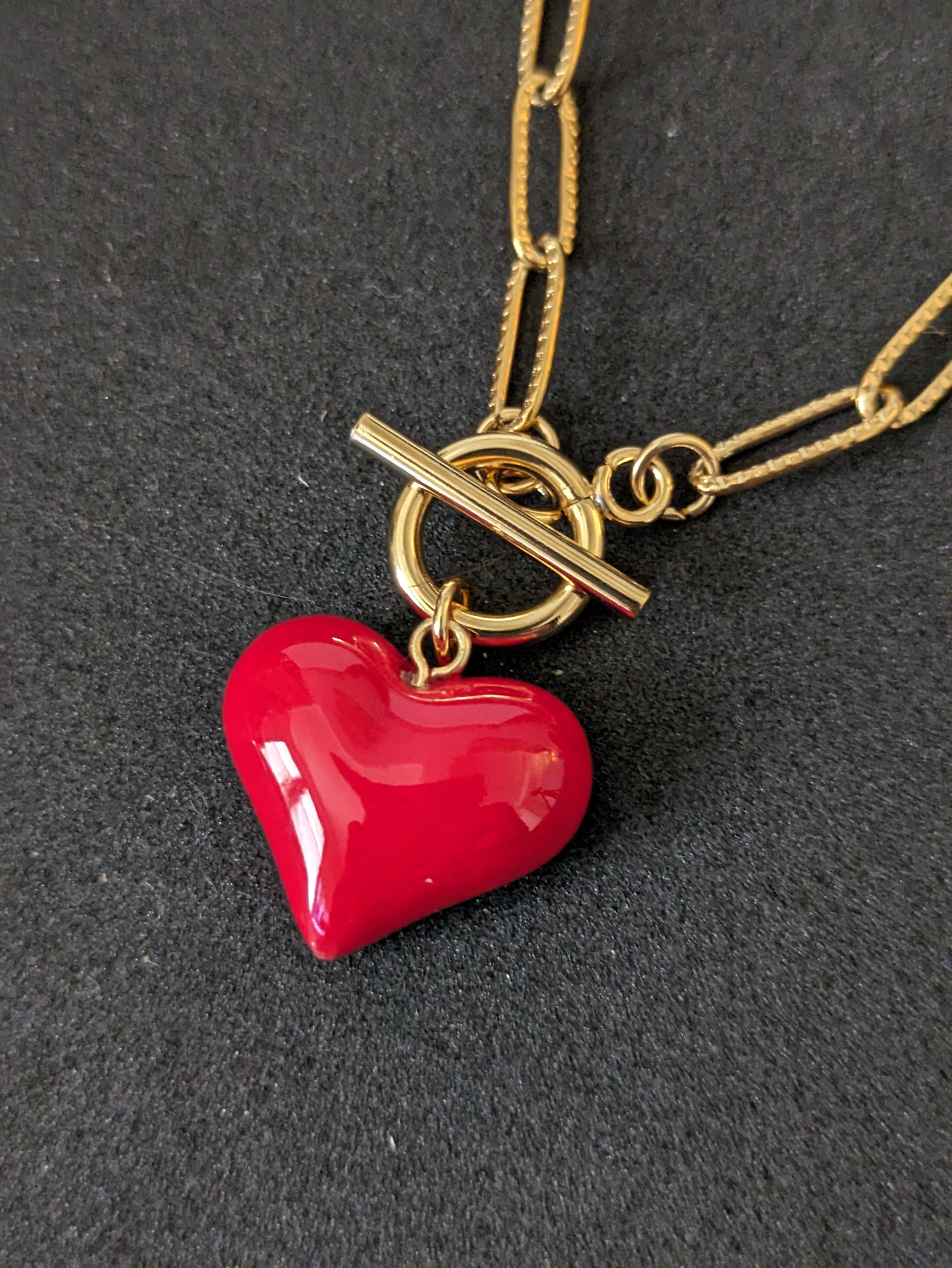 Collier cœur rouge.