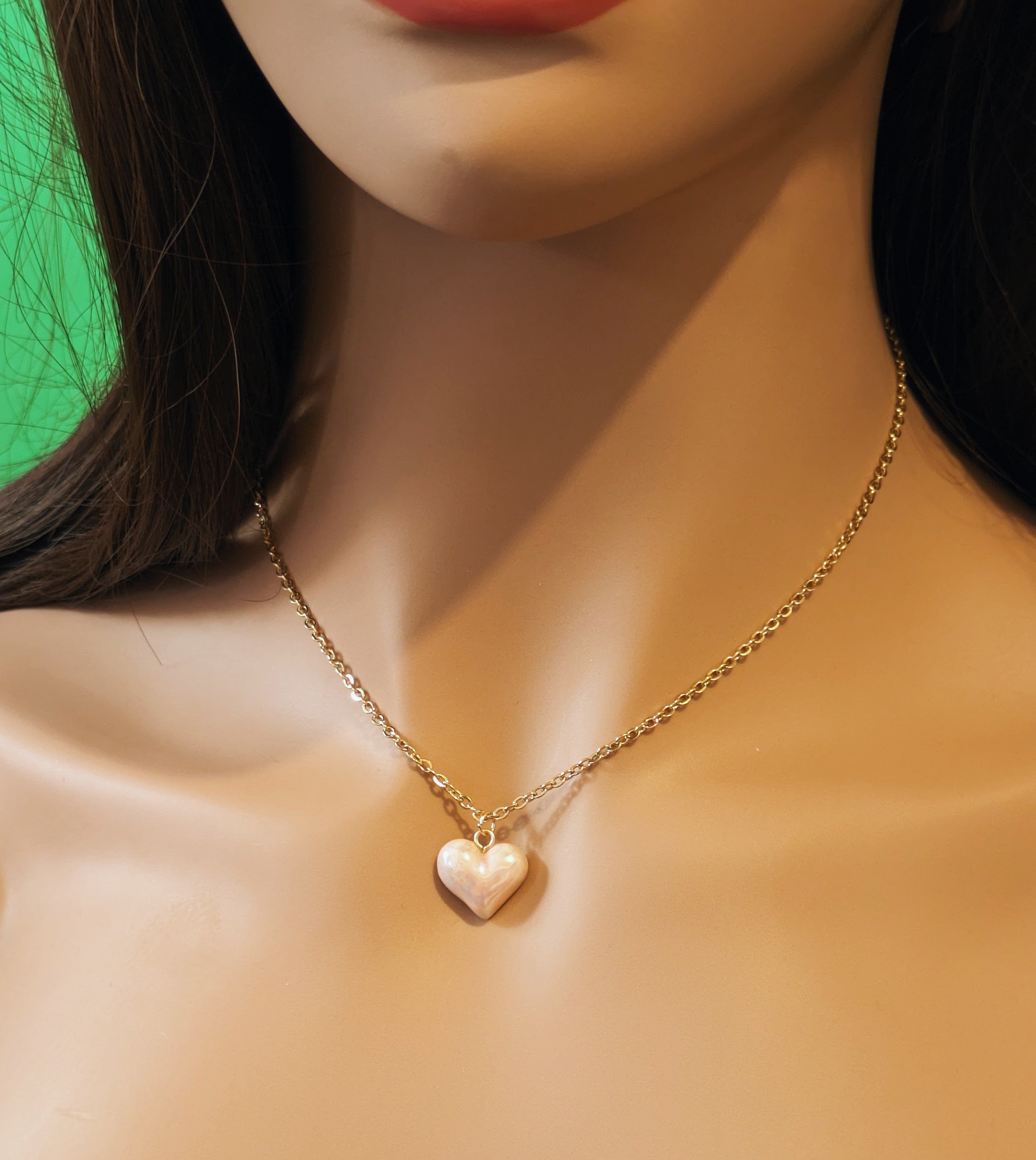 Collier petit cœur blanc sur chaîne