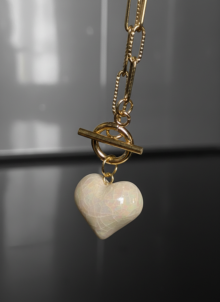 Collier cœur volume blanc perlé.